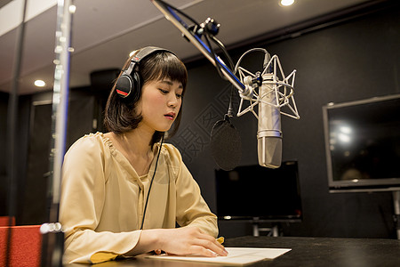 包含电台女孩玩手机版下载的词条-第2张图片-QuickQ官网